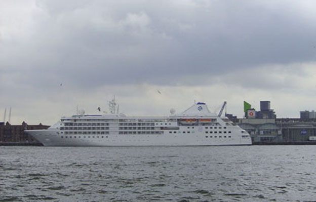 Cruiseschip ms Silver Cloud van  Silverseas Cruises aan de Cruise Terminal Rotterdam